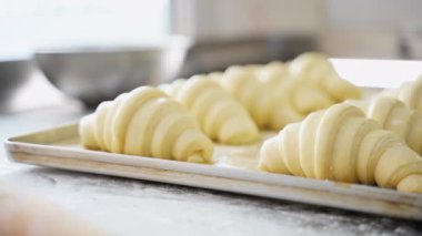 Pişirmeden önce el yapımı kruvasan hamuru. Fırın yapımı taze pişmiş yiyecekler. Pastane Konsepti