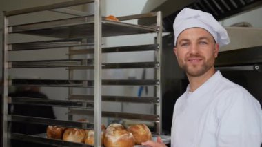 Baker fırında ekmek yapıyor. Yemek pişirme süreci. Fırın yapımı taze pişmiş yiyecekler. Pastane kavramı. Baker fırında ekmek yapıyor.