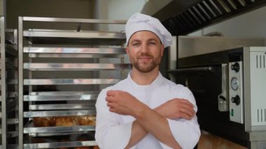 Fırında ekmek taşıyan bir fırıncının portresi. Baker fırında ekmek ve kruvasan yapıyor. Pastane Konsepti
