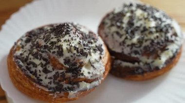 Fırında taze pişmiş tarçınlı kek fırınında bir tabakta dönüyor. Fırın yapımı taze pişmiş yiyecekler. Pastane Konsepti