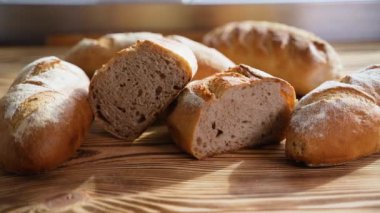 Masada taze kokulu ekmek var. Pastane yemeği konsepti. Fırın yapımı taze pişmiş yiyecekler. Pastane Konsepti