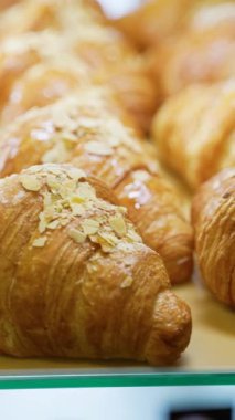 Pastanenin tezgahına taze pişmiş kruvasanlar konmuş.