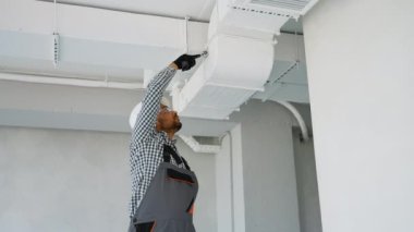 Hintli işçiler havalandırma ve havalandırma için boru sistemi kurdular. HVC teknisyeni iş başında. Havalandırma, ısıtma sistemi bakım ve onarım