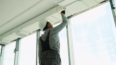 Hint Havalandırma Teknisyeni Yeni Kurulmuş Depo Havalandırma Sistemi 'ni test ediyor. Ticari Isıtma, Soğutma ve Havalandırma Sistemleri.