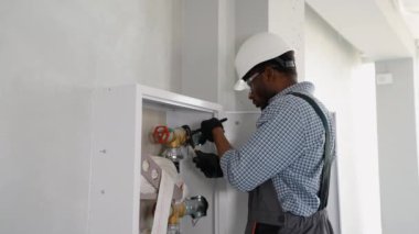 Ofise yangın musluğu yerleştirilirken boru anahtarı kullanılıyor.