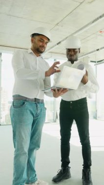 Hintli mimar ve Afrikalı yönetici inşaat alanında buluşuyorlar. Çok ırklı işçi ve mühendis plan üzerinde tartışıyorlar. Yeni bir binayı ziyaret ederken birlikte çalışan iki inşaat işçisi.