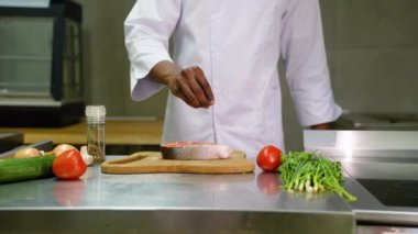 Şef taze somon balığı, taze somon balığı, baharatlı şekerleme hazırlıyor. Balık yemi pişiriyorum. Vejetaryen yemekleri, restoranlar, otel işleri.