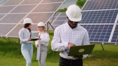 Afrika kökenli Amerikalı ekoloji mühendisi, fotovoltaik güneş çiftliğindeki güneş panelleri hakkında verimli bilgiler topladı. Ekoloji yeşil enerji kavramı