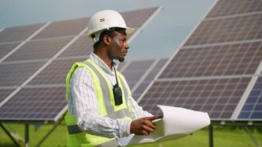 Şablonlu Afrikalı mühendis elektrikçi güneş panellerini kontrol ediyor. Ekoloji yeşil enerji kavramı