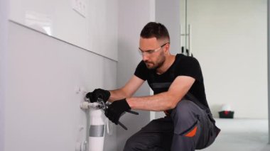 Tamirci eve ya da ofise su filtresi koyuyor. Ters osmoz su arıtma sisteminin kurulumu