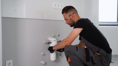 Tamirci eve ya da ofise su filtresi koyuyor. Ters osmoz su arıtma sisteminin kurulumu