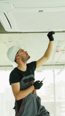 Teknisyen, evdeki ya da ofisteki klimayı kontrol ediyor. Temiz hava ve oda kliması kavramı