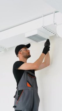 HVC işçisi havalandırma ve havalandırma için boru sistemi kuruyor. HVC teknisyeni iş başında. Havalandırma, ısıtma sistemi bakım ve onarım