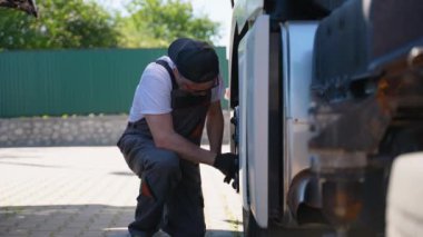 Kıdemli tekerlikli kamyon pnömatik anahtarı büküyor. Kamyon bakımı, servis ve onarım