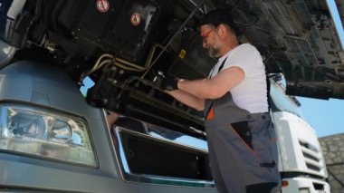 Kıdemli Yarı Kamyon Profesyonel Tamirci Modern Kamyon Servisi. Kamyon bakımı, servis ve onarım