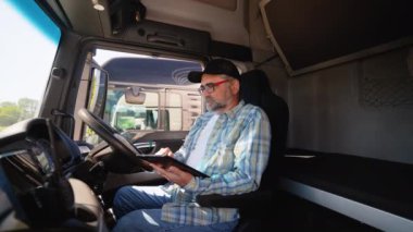Kamyon GPS 'i kullanarak varış noktasına mal nakledip getiren kıdemli bir kamyoncu. Teslimat ve ulaşım kavramı