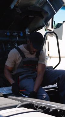 Araç tamir servisinde çalışan kamyon tamircisi. Kamyon bakımı, servis ve onarım