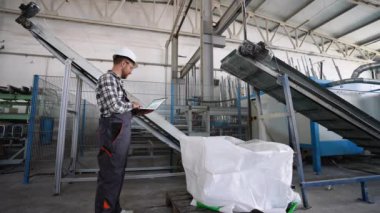 PVC Windows 'ta dizüstü bilgisayarı olan baş mühendis üretim sürecini analiz ediyor. Alüminyum ve PVC pencere ve kapı üretim fabrikası