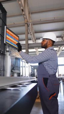 Fabrika endüstrilerinde programlanabilir CNC makinesinde çalışan Hintli mühendis. Alüminyum ve PVC pencere ve kapı üretim fabrikası