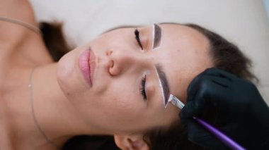 Yetenekli bir sanatçı kalıcı makyaj yapmadan önce kaş hatlarını hassasiyetle tanımlar. Müşteri bu aşamada rahatlar ve güzel şekilli kaşlar için mükemmel bir sonuç sağlar.