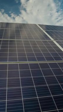 Bu video güneş ışığını yansıtan ve yenilenebilir enerji kaynaklarının kullanımını gösteren sıra sıra güneş panellerini yakalıyor. Güneş enerjisi sürdürülebilir bir gelecek için karbon emisyonlarını azaltmak ve