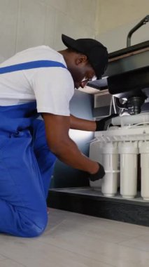 Tesisatçı Ters Osmosis Su Süzgeci Suyun Altında Yükleniyor