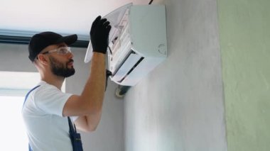 Yetenekli bir teknisyen, en iyi performans ve temiz hava akışını, kapalı hava kalitesini ve sistem verimliliğini artırmak için havalandırma filtresini dikkatle inceler.