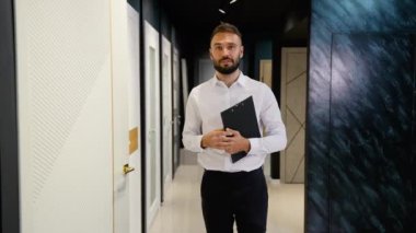 Satış Danışmanı Showroom 'da Kapı Seçenekleri Sunar