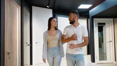 Bir çift, ev dekorları için en iyi stili göz önünde bulundurarak indirimli kapı seçeneklerini değerlendiriyor. Çeşitli ve özel indirimlerden hoşlanırlar.