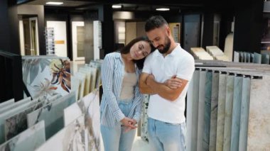 Komik çift, yenileme projeleri için mükemmel bir tarz seçerek indirimli olarak çeşitli fayans seçeneklerini araştırıyor. Uygun fiyatlarla harika seçimler.