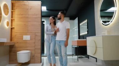 Bir çift modern banyo mobilyalarını ve ayna tasarımlarını keşfediyor. Banyo dekorasyonlarını ve işlevselliklerini yükseltmek için mükemmel parçaları arıyorlar.