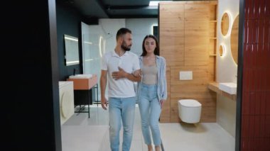 Bir çift modern banyo mobilyalarını ve ayna tasarımlarını keşfediyor. Banyo dekorasyonlarını ve işlevselliklerini yükseltmek için mükemmel parçaları arıyorlar.