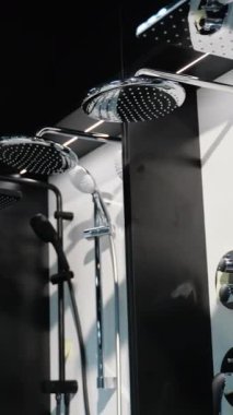 Çeşitli modern duş donanımlarının sergilendiği, farklı stiller ve banyo yenileme ve montajları için tasarımların sergilendiği bir sergi.