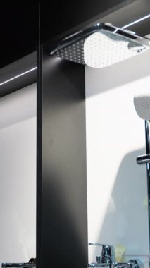 Gösterişli tasarımlar ve gelişmiş işlevsellik içeren, banyo alanlarını geliştirmek için ideal modern duş donanımlarının sergilendiği bir gösteri.