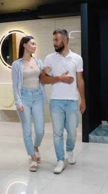 Bir çift banyo mobilyalarını ve dekorasyon seçeneklerini inceliyor, modern tasarımlardan ilham alıyorlar ve evlerinin yenilenmesi için bir galeride zarif bir son hazırlıyorlar.