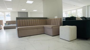 Modern tasarım, konfor ve şık iç mekanlar için çok yönlü oturma seçenekleri sunan çağdaş bir mobilya mağazasında sergilenen yeni bir kanepe seçimi