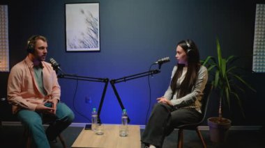 Canlı bir podcast sırasında dinamik bir ikili tartışmalara dalıyor. Sinerjileri, samimi bir radyo kurulumundaki trend konulara benzersiz perspektifler getiriyor.