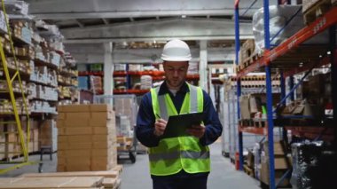 Depoda pano teslimatı yapan depocu, depoda stok yapıyor. Depo çalışanı malları nakliyeye hazırlıyor.