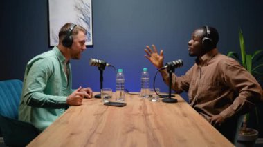 Afrikalı Amerikalı ve Kafkas blogcu canlı yayın sırasında perspektiflerini paylaşıyor, canlı yayında diyalog ve işbirliği sergiliyor.