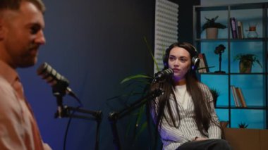 İki sunucunun trend haber ve konulara dalıp, samimi bir stüdyo ortamında iç açıcı ve düşündürücü tartışmaları teşvik ettiği dinamik bir podcast oturumu