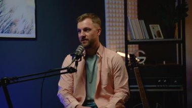 Canlı yayında canlı yayında eşsiz öykülerini ve bakış açılarını paylaşan bir podcast konuğunun sunduğu düşünceli bir an.