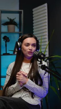 İki blogcu kahkaha ve komedi hikayelerini paylaşırken aynı zamanda profesyonel ekipmanlarla birlikte rahat ve yaratıcı bir stüdyoda stand-up komedi podcast 'i çekiyorlar.