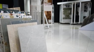 Mermer, terrazzo ve banyo ve mutfak için modern desenler de dahil olmak üzere birinci sınıf fayansların ve hijyenik malzemelerin sergilendiği çağdaş bir sergi salonu keşfedin.