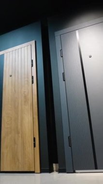 Ahşap dokular, cam aksanlar ve şık tasarımların yer aldığı bir giriş kapısı gösterisi. Herhangi bir mülkün estetiğini ve güvenliğini arttırmak için mükemmel.