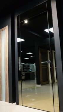 İçinde ahşap, metal ve modern kapılar bulunan şık ve dayanıklı giriş kapılarının bulunduğu bir sergi salonu keşfedin. Konut ve ticari alanlar için mükemmel çözümler