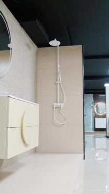 Gösteriş, ayna ve duşlar da dahil olmak üzere çok çeşitli modern banyo mobilyalarını araştırın. İşlevsel ve zarif banyo alanları yaratmak için mükemmel.