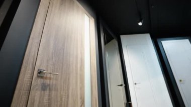 Ahşap dokular, cam aksanlar ve şık tasarımların yer aldığı bir giriş kapısı gösterisi. Herhangi bir mülkün estetiğini ve güvenliğini arttırmak için mükemmel.