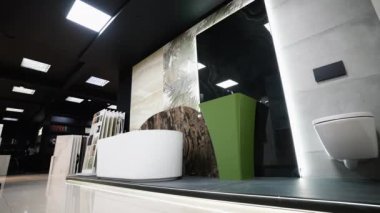 Lüks ve işlevsel alanlar yaratmak için ideal, gösteriş, aynalar ve duşlar da dahil olmak üzere çok çeşitli banyo mobilyaları sunan şık bir mağazayı ziyaret edin.