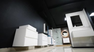 Şık gösterişli, aynalı ve duş ayarlı modern bir banyo galerisi. Mükemmel bir dokunuşla işlevsel ve şık banyo içleri yaratmak için ideal.