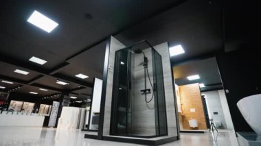 Şık bir duş kabini, cam paneller ve siyah eşyalar olan şık ve çağdaş banyo çözümleri sergilenen özel bir banyo galerisi keşfedin.